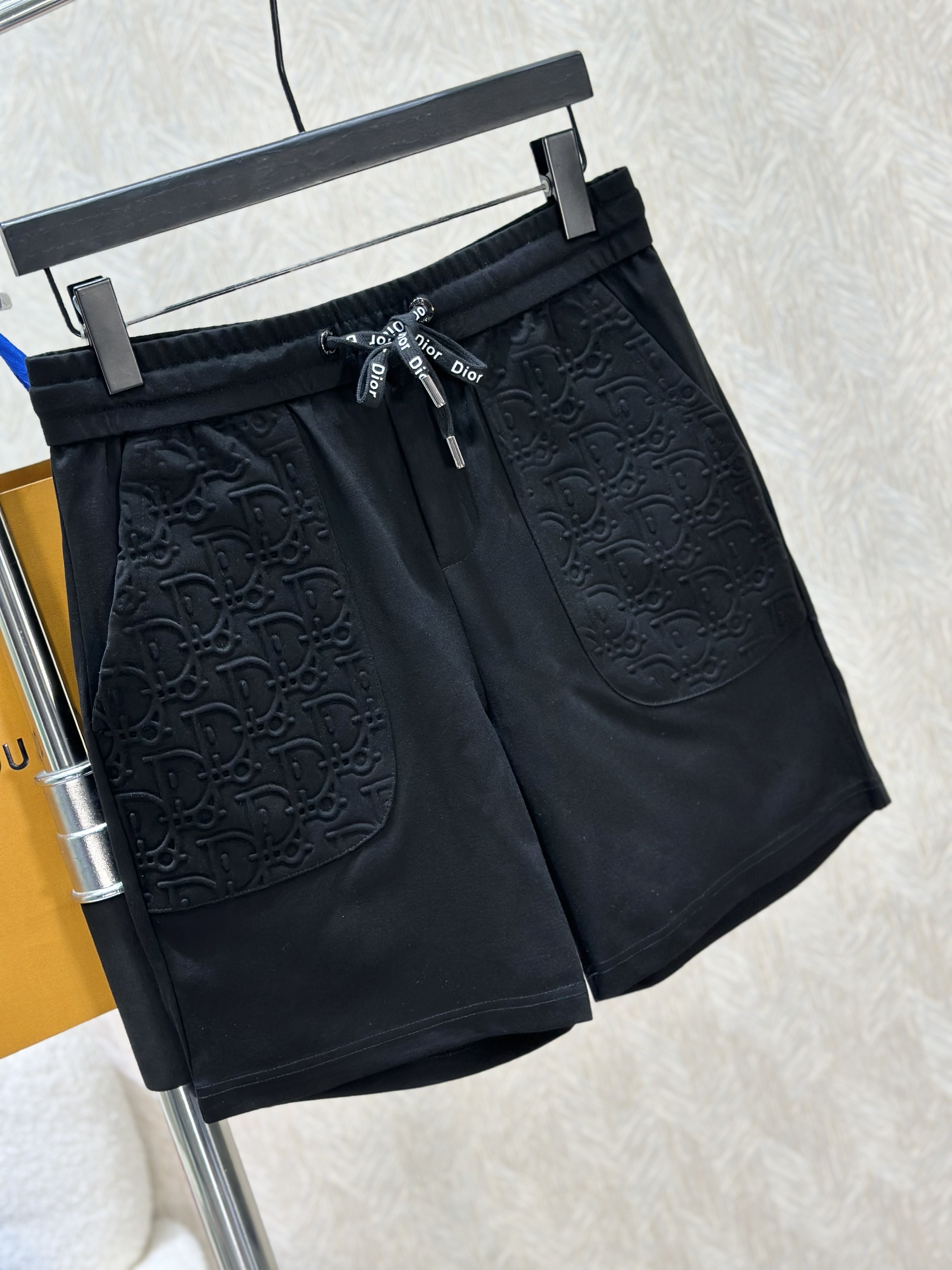 Quần short nỉ Dior CD Đen họa tiết logo chữ dập nổi túi Like Auth 1-1 on web VTN